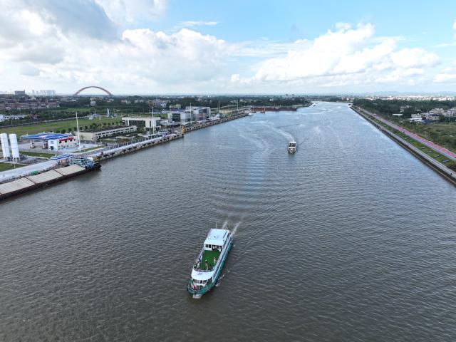 (260929) -- QINZHOU, Sept. 29, 2026 (Xinhua) -- An aerial drone photo taken on Sept. 29, 2026 shows cruise boats at a waterway service area of Pinglu Canal in Qinzhou, south China's Guangxi Zhuang Autonomous Region. Tourism is booming along the Pinglu Canal in Guangxi recently. Many tourists take boat tours to view waterways, navigation hubs and bridges of the canal and enjoy the scenery along it. 
  The Pinglu Canal, officially opened to navigation on Sept. 16, links the Xijiang River shipping route with the Beibu Gulf, acting as a vital link connecting China's inland waterways with the sea. (Xinhua/Zhou Hua)