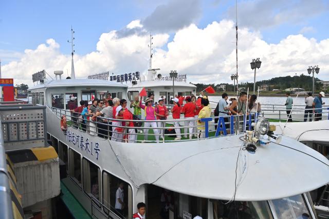 (260929) -- QINZHOU, Sept. 29, 2026 (Xinhua) -- Tourists take a boat tour at a waterway service area of Pinglu Canal in Qinzhou, south China's Guangxi Zhuang Autonomous Region, Sept. 29, 2026. Tourism is booming along the Pinglu Canal in Guangxi recently. Many tourists take boat tours to view waterways, navigation hubs and bridges of the canal and enjoy the scenery along it. 
  The Pinglu Canal, officially opened to navigation on Sept. 16, links the Xijiang River shipping route with the Beibu Gulf, acting as a vital link connecting China's inland waterways with the sea. (Xinhua/Zhou Hua)