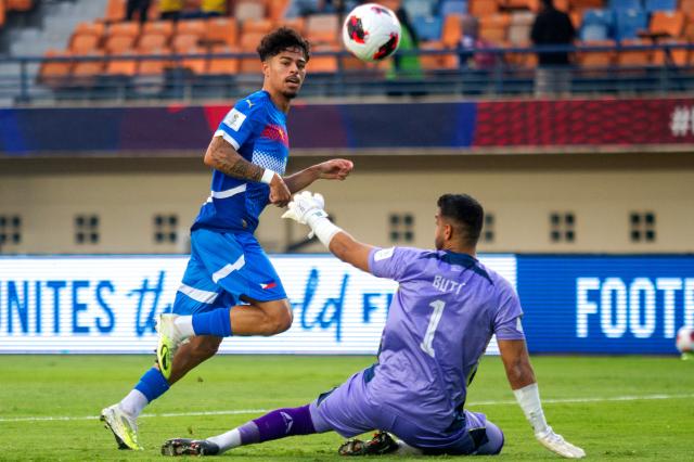 (260929) -- BANDUNG, Sept. 29, 2026 (Xinhua) -- Andre Leipold (L) of the Philippines vies with Yousuf Butt, goalkeeper of Pakistan during the FIFA ASEAN Cup 2026 Division 1 Group B match between the Philippines and Pakistan in Si Jalak Harupat Stadium, Bandung, West Java, Indonesia, Sept. 29, 2026. (Photo by Septianjar Muharam/Xinhua)
