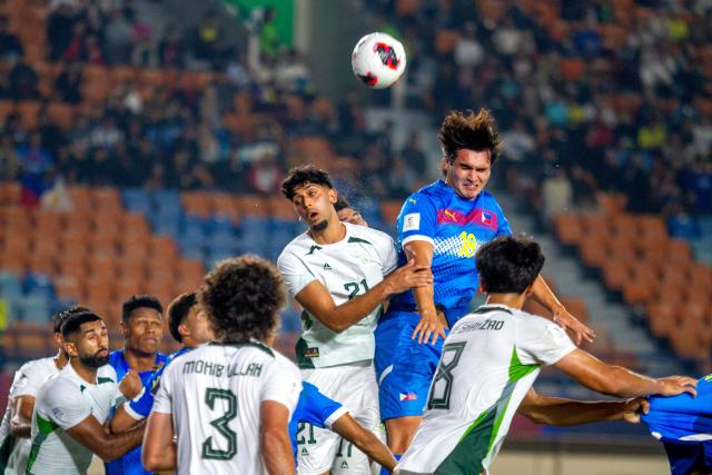 (260929) -- BANDUNG, Sept. 29, 2026 (Xinhua) -- Sebastian Rasmussen (2nd R) of the Philippines heads the ball during the FIFA ASEAN Cup 2026 Division 1 Group B match between the Philippines and Pakistan in Si Jalak Harupat Stadium, Bandung, West Java, Indonesia, Sept. 29, 2026. (Photo by Septianjar Muharam/Xinhua)
