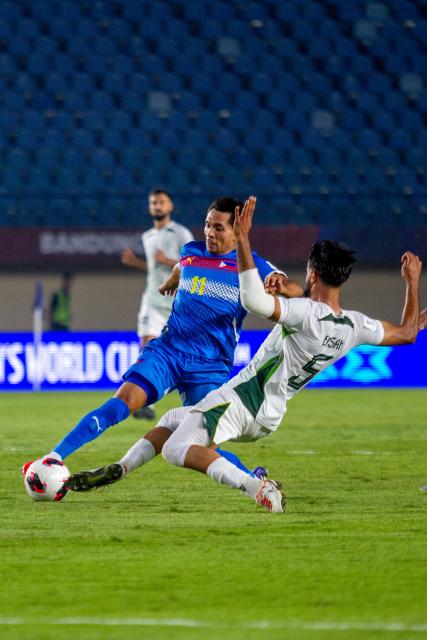 (260929) -- BANDUNG, Sept. 29, 2026 (Xinhua) -- Easah Suliman (R) of Pakistan vies with Randy Schneider of the Philippines during the FIFA ASEAN Cup 2026 Division 1 Group B match between the Philippines and Pakistan in Si Jalak Harupat Stadium, Bandung, West Java, Indonesia, Sept. 29, 2026. (Photo by Septianjar Muharam/Xinhua)