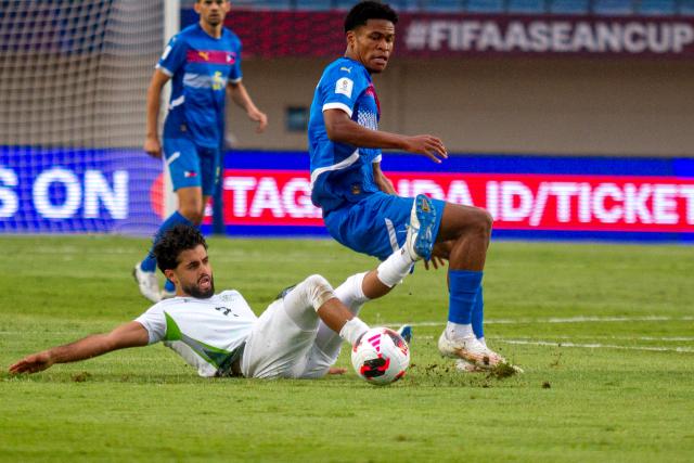 (260929) -- BANDUNG, Sept. 29, 2026 (Xinhua) -- Mohammad Fazal (C) of Pakistan competes during the FIFA ASEAN Cup 2026 Division 1 Group B match between the Philippines and Pakistan in Si Jalak Harupat Stadium, Bandung, West Java, Indonesia, Sept. 29, 2026. (Photo by Septianjar Muharam/Xinhua)