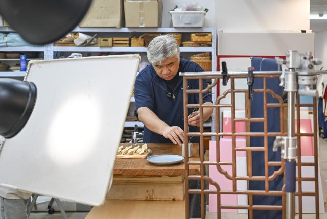 (260929) -- SHANGHAI, Sept. 29, 2026 (Xinhua) -- Li Haohan prepares for a photo shoot on dumplings at his studio in Shanghai, east China, Aug. 18, 2026. Unlike chefs who prioritize flavor, food stylists handle various ingredients, arrange plates and use tools to create the desired visual effects, capturing food's most appealing moments.
   Li Haohan has been engaged in food styling for more than 20 years. 
Li used to be a pastry chef. In 2003, he was invited to participate in a commercial shoot on instant noodles, where his outstanding craftsmanship earned him recognition. Since then, Li started to work as a part-time food stylist.
   In 2010, Li became a professional food stylist and founded a food styling studio. Today, his team has grown to over 20 members, forming a professional team with deep expertise in food styling in China. (Xinhua/Chen Haoming)