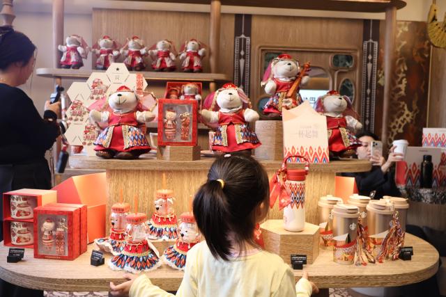 (260929) -- URUMQI, Sept. 29, 2026 (Xinhua) -- Customers select goods at a Starbucks store in Urumqi, northwest China's Xinjiang Uygur Autonomous Region, Sept. 29, 2026. International coffee chain giant Starbucks on Tuesday opened two stores in northwest China's Xinjiang Uygur Autonomous Region, marking its debut in the region and the latest expansion in China, its second-largest market after the United States.
   TO GO WITH "Starbucks expands China footprint with Xinjiang debut" (Xinhua/Jia Zhao)