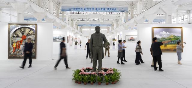 (260929) -- BEIJING, Sept. 29, 2026 (Xinhua) -- People visit a railway-themed art exhibition at a CRRC intelligent manufacturing park in Beijing, capital of China, Sept. 29, 2026. A railway culture and art week kicked off in Beijing on Tuesday, with a railway-themed art exhibition displaying over 1,200 exhibits covering painting, sculpture, carving and paper cutting. (Xinhua/Cai Yang)