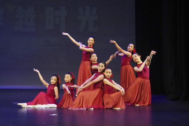 (260929) -- CHRISTCHURCH, Sept. 29, 2026 (Xinhua) -- This photo taken on Sept. 29, 2026 shows a performance to celebrate the upcoming 77th anniversary of the founding of the People's Republic of China, in Christchurch, New Zealand. (Photo by Chen Siyumeng/Xinhua)