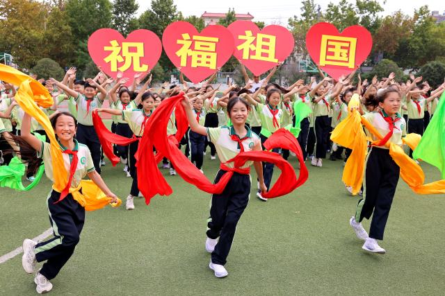 (260929) -- BEIJING, Sept. 29, 2026 (Xinhua) -- Students dance to celebrate the upcoming National Day in Shizhong District of Zaozhuang, east China's Shandong Province, Sept. 29, 2026. Various events are held across China in celebration of the upcoming National Day. (Photo by Sun Zhongzhe/Xinhua)