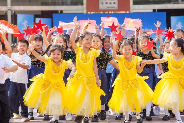 (260929) -- BEIJING, Sept. 29, 2026 (Xinhua) -- Pupils attend a gathering celebrating the upcoming National Day in Gaoqing County of Zibo, east China's Shandong Province, Sept. 29, 2026. Various events are held across China in celebration of the upcoming National Day. (Photo by Zhang Weitang/Xinhua)