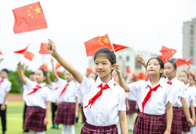 (260929) -- BEIJING, Sept. 29, 2026 (Xinhua) -- Pupils attend a gathering celebrating the upcoming National Day in Tongzhou District of Nantong, east China's Jiangsu Province, Sept. 29, 2026. Various events are held across China in celebration of the upcoming National Day. (Photo by Zhai Huiyong/Xinhua)