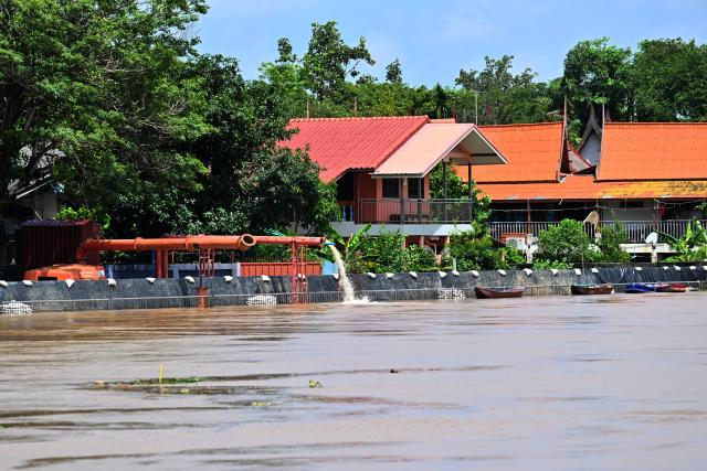 (260929) -- AYUTTHAYA, Sept. 29, 2026 (Xinhua) -- This photo taken on Sept. 29, 2026 shows the rising water level of the Chao Phraya River in Ayutthaya Province, Thailand. Thailand's Department of Disaster Prevention and Mitigation reported that, as of the evening of Sept. 28, flooding since Sept. 16 had killed 23 people nationwide and affected more than 2.5 million others. (Xinhua/Rachen Sageamsak)