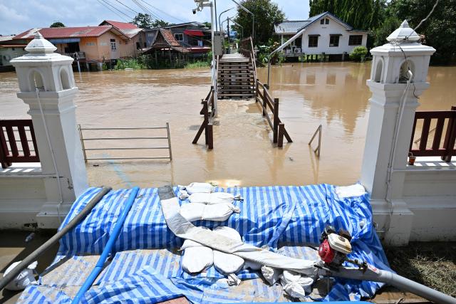 (260929) -- AYUTTHAYA, Sept. 29, 2026 (Xinhua) -- This photo taken on Sept. 29, 2026 shows the rising water level of the Chao Phraya River in Ayutthaya Province, Thailand. Thailand's Department of Disaster Prevention and Mitigation reported that, as of the evening of Sept. 28, flooding since Sept. 16 had killed 23 people nationwide and affected more than 2.5 million others. (Xinhua/Rachen Sageamsak)