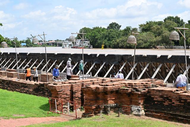 (260929) -- AYUTTHAYA, Sept. 29, 2026 (Xinhua) -- Workers install flood barriers to protect Wat Chaiwatthanaram from flooding in Ayutthaya, Thailand, Sept. 29, 2026. Thailand's Department of Disaster Prevention and Mitigation reported that, as of the evening of Sept. 28, flooding since Sept. 16 had killed 23 people nationwide and affected more than 2.5 million others. (Xinhua/Rachen Sageamsak)
