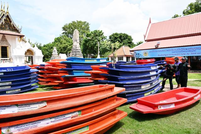 (260929) -- AYUTTHAYA, Sept. 29, 2026 (Xinhua) -- Staff members prepare boats for residents in riverside areas of Ayutthaya, Thailand, on Sept. 29, 2026. Thailand's Department of Disaster Prevention and Mitigation reported that, as of the evening of Sept. 28, flooding since Sept. 16 had killed 23 people nationwide and affected more than 2.5 million others. (Xinhua/Rachen Sageamsak)