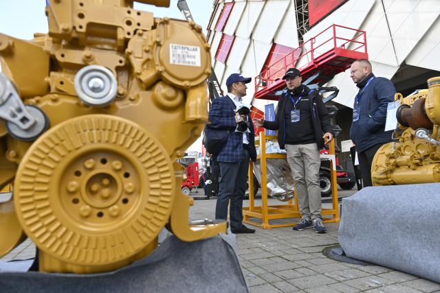 (260929) -- MOSCOW, Sept. 29, 2026 (Xinhua) -- Visitors learn about mechanical equipment at the 2026 Special Machinery Exhibition in Moscow, Russia, Sept. 29, 2026. The 2026 Special Machinery Exhibition kicked off in Moscow, Russia on September 29, 2026. This exhibition has drawn more than 50 companies and will run until October 1, 2026. (Photo by Alexander Zemlianichenko Jr/Xinhua)
