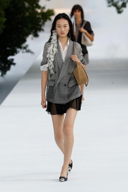 (260930) -- PARIS, Sept. 30, 2026 (Xinhua) -- A model presents a creation from the womenswear Spring/Summer 2027 collections by Dior during the Paris Fashion Week, in Paris, France, on Sept. 29, 2026. (MeetEurope/Handout via Xinhua)