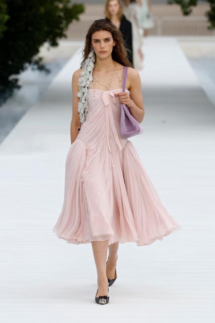 (260930) -- PARIS, Sept. 30, 2026 (Xinhua) -- A model presents a creation from the womenswear Spring/Summer 2027 collections by Dior during the Paris Fashion Week, in Paris, France, on Sept. 29, 2026. (MeetEurope/Handout via Xinhua)