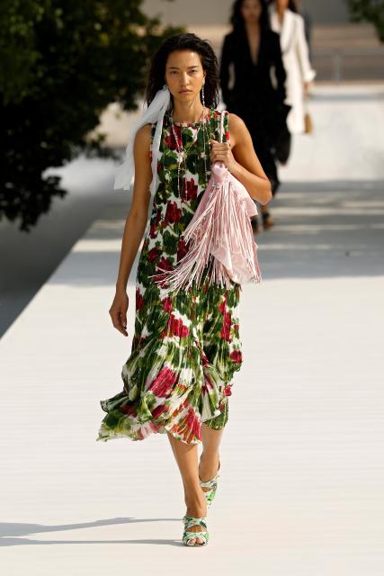 (260930) -- PARIS, Sept. 30, 2026 (Xinhua) -- A model presents a creation from the womenswear Spring/Summer 2027 collections by Dior during the Paris Fashion Week, in Paris, France, on Sept. 29, 2026. (MeetEurope/Handout via Xinhua)