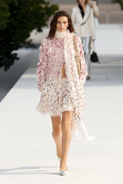 (260930) -- PARIS, Sept. 30, 2026 (Xinhua) -- A model presents a creation from the womenswear Spring/Summer 2027 collections by Dior during the Paris Fashion Week, in Paris, France, on Sept. 29, 2026. (MeetEurope/Handout via Xinhua)
