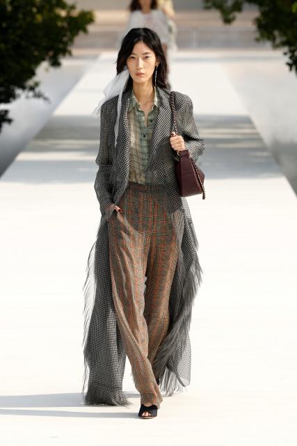 (260930) -- PARIS, Sept. 30, 2026 (Xinhua) -- A model presents a creation from the womenswear Spring/Summer 2027 collections by Dior during the Paris Fashion Week, in Paris, France, on Sept. 29, 2026. (MeetEurope/Handout via Xinhua)