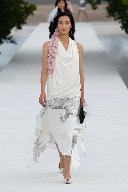 (260930) -- PARIS, Sept. 30, 2026 (Xinhua) -- A model presents a creation from the womenswear Spring/Summer 2027 collections by Dior during the Paris Fashion Week, in Paris, France, on Sept. 29, 2026. (MeetEurope/Handout via Xinhua)