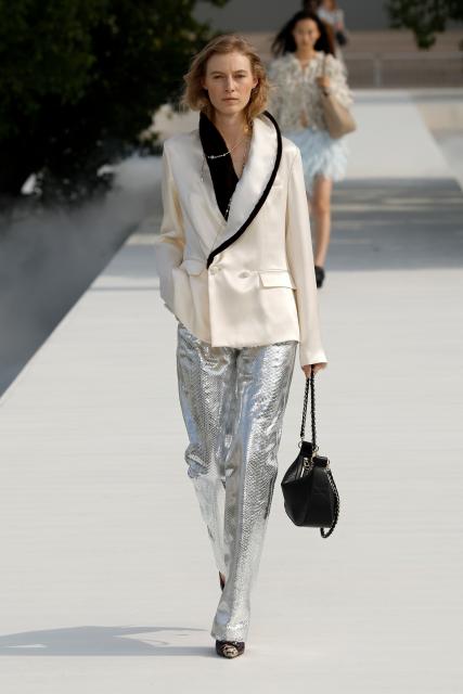 (260930) -- PARIS, Sept. 30, 2026 (Xinhua) -- A model presents a creation from the womenswear Spring/Summer 2027 collections by Dior during the Paris Fashion Week, in Paris, France, on Sept. 29, 2026. (MeetEurope/Handout via Xinhua)