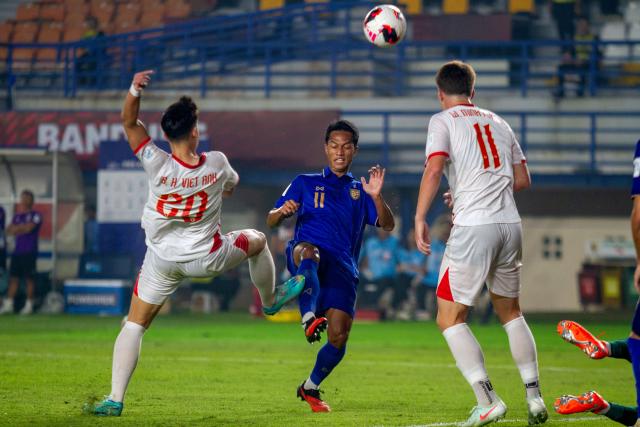 (260930) -- BANDUNG, Sept. 30, 2026 (Xinhua) -- Anan Yodsangwal (C) of Thailand vies with Bui Hoang Viet Anh (L) of Vietnam during the FIFA ASEAN Cup 2026 Division 1 Group B match between Thailand and Vietnam at Si Jalak Harupat Stadium in Bandung, West Java, Indonesia, Sept. 29, 2026. (Photo by Septianjar Muharam/Xinhua)