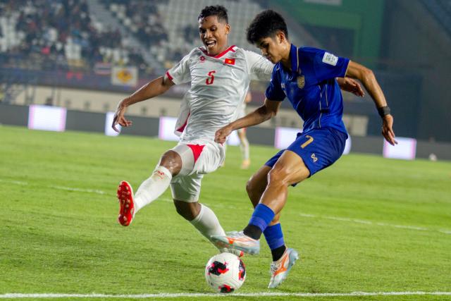 (260930) -- BANDUNG, Sept. 30, 2026 (Xinhua) -- Kakana Khamyok (R) of Thailand vies with Nguyen Adou Leygley Minh of Vietnam during the FIFA ASEAN Cup 2026 Division 1 Group B match between Thailand and Vietnam at Si Jalak Harupat Stadium in Bandung, West Java, Indonesia, Sept. 29, 2026. (Photo by Septianjar Muharam/Xinhua)