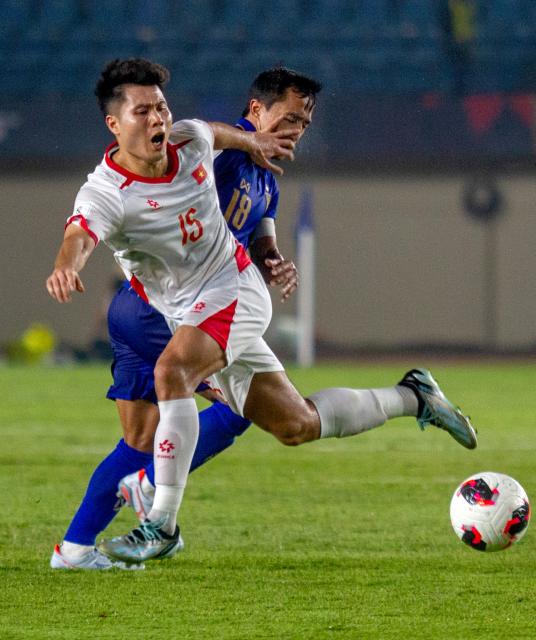 (260930) -- BANDUNG, Sept. 30, 2026 (Xinhua) -- Truong Tien Anh (L) of Vietnam vies with Chanathip Songkrasin of Thailand during the FIFA ASEAN Cup 2026 Division 1 Group B match between Thailand and Vietnam at Si Jalak Harupat Stadium in Bandung, West Java, Indonesia, Sept. 29, 2026. (Photo by Septianjar Muharam/Xinhua)