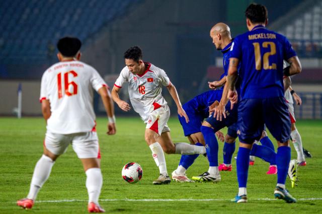 (260930) -- BANDUNG, Sept. 30, 2026 (Xinhua) -- Nguyen Hai Long (2nd L) of Vietnam competes during the FIFA ASEAN Cup 2026 Division 1 Group B match between Thailand and Vietnam at Si Jalak Harupat Stadium in Bandung, West Java, Indonesia, Sept. 29, 2026. (Photo by Septianjar Muharam/Xinhua)