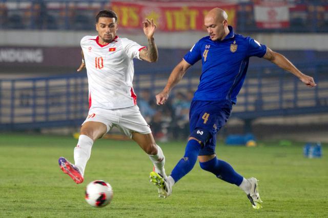 (260930) -- BANDUNG, Sept. 30, 2026 (Xinhua) -- Manuel Bihr (R) of Thailand vies with Do Hoang Hen of Vietnam during the FIFA ASEAN Cup 2026 Division 1 Group B match between Thailand and Vietnam at Si Jalak Harupat Stadium in Bandung, West Java, Indonesia, Sept. 29, 2026. (Photo by Septianjar Muharam/Xinhua)