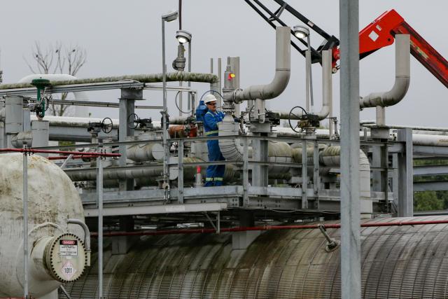 (260930) -- BRITISH COLUMBIA, Sept. 30, 2026 (Xinhua) -- A worker conducts routine operations at the Tilbury liquefied natural gas (LNG) facility on Tilbury Island in Delta, British Columbia, Canada, Sept. 29, 2026
  Canadian Prime Minister Mark Carney welcomed a major private sector investment on Tuesday as LNG Canada approved its Phase 2 expansion project, which will elevate the facility to the second-largest of its kind in the world and strengthen Canada's trade ties with Asia.
TO GO WITH "Canadian PM welcomes major LNG expansion to double production for Asia " (Photo by Liang Sen/ Xinhua)