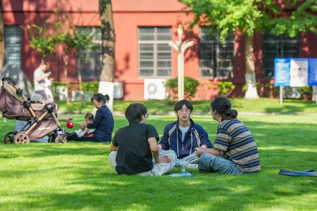 (260930) -- CHENGDU, Sept. 30, 2026 (Xinhua) -- Students communicate at the Wangjiang Campus of Sichuan University in Chengdu, southwest China's Sichuan Province, Sept. 29, 2026. An event celebrating the 130th anniversary of the founding of Sichuan University was held in Chengdu on Tuesday. (Xinhua/Wang Xi)