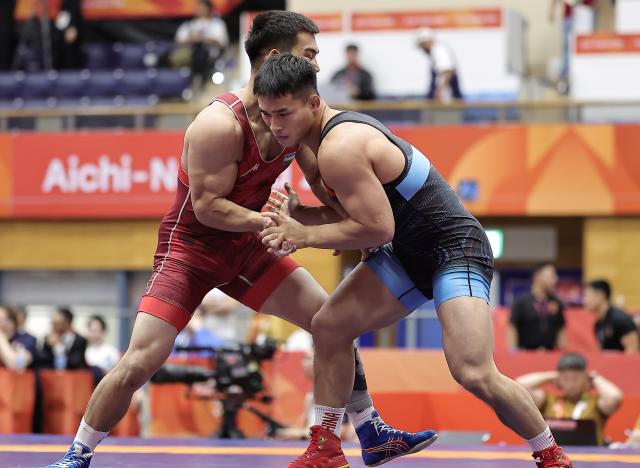 (260930) -- NAGOYA, Sept. 30, 2026 (Xinhua) -- Shi Likui (R) of China competes with Jalgasbay Berdimuratov of Uzbekistan during the Men's Greco-Roman 87kg 1/8 Finals of Wrestling at the 20th Asian Games Aichi-Nagoya 2026 in Nagoya, Japan, Sept. 30, 2026. (Xinhua/Long Lei)