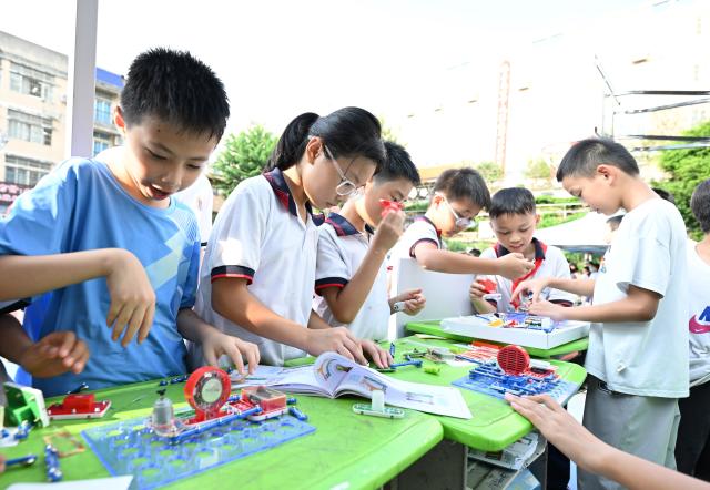(260930) -- WUZHOU, Sept. 30, 2026 (Xinhua) -- Students build circuits during a science festival at a primary school in Wuzhou, south China's Guangxi Zhuang Autonomous Region, Sept. 29, 2026. The science event was held on Tuesday at the primary school to mark the upcoming National Day. (Xinhua/Huang Xiaobang)