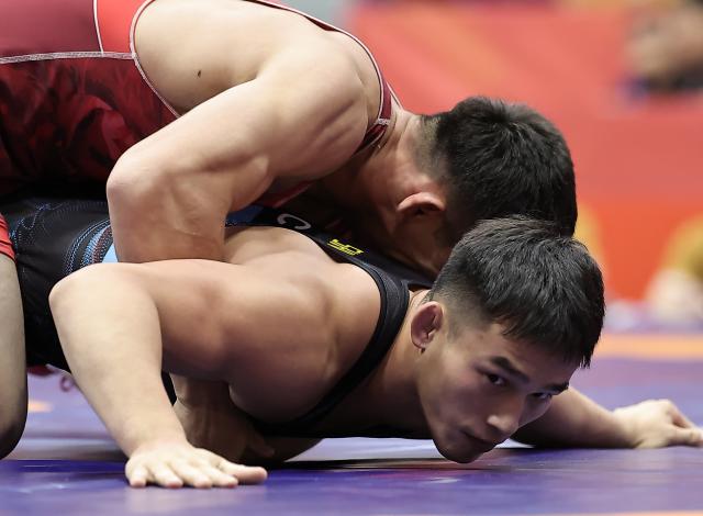 (260930) -- NAGOYA, Sept. 30, 2026 (Xinhua) -- Shi Likui (bottom) of China competes with Jalgasbay Berdimuratov of Uzbekistan during the Men's Greco-Roman 87kg 1/8 Finals of Wrestling at the 20th Asian Games Aichi-Nagoya 2026 in Nagoya, Japan, Sept. 30, 2026. (Xinhua/Long Lei)