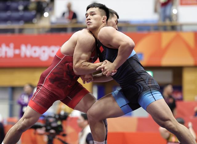 (260930) -- NAGOYA, Sept. 30, 2026 (Xinhua) -- Shi Likui (R) of China competes with Jalgasbay Berdimuratov of Uzbekistan during the Men's Greco-Roman 87kg 1/8 Finals of Wrestling at the 20th Asian Games Aichi-Nagoya 2026 in Nagoya, Japan, Sept. 30, 2026. (Xinhua/Long Lei)