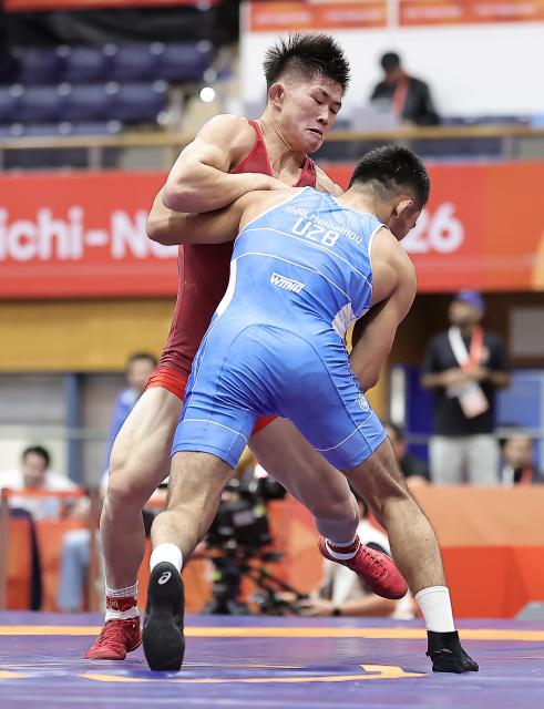 (260930) -- NAGOYA, Sept. 30, 2026 (Xinhua) -- Leng Ji (L) of China competes with Aytjan Khalmakhanov of Uzbekistan during the Men's Greco-Roman 67kg 1/8 Finals of Wrestling at the 20th Asian Games Aichi-Nagoya 2026 in Nagoya, Japan, Sept. 30, 2026. (Xinhua/Long Lei)