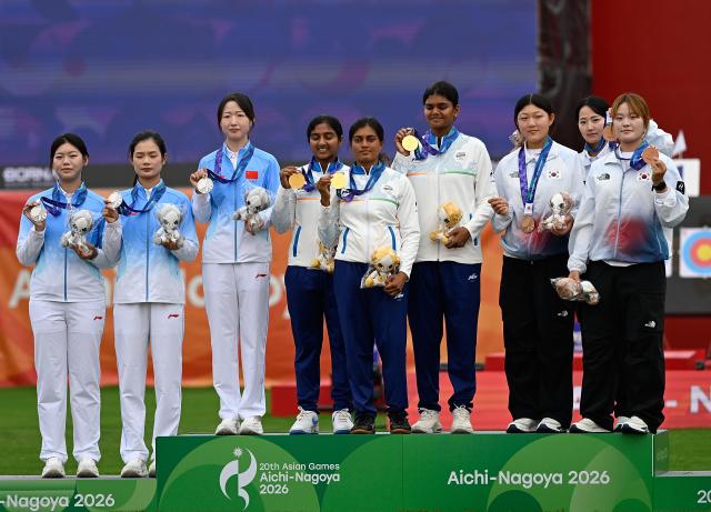 (260930) -- OKAZAKI, Sept. 30, 2026 (Xinhua) -- Gold medalists Chikitha Taniparthi (C), Prithika Pradeep (4th L), Jyothi Surekha Vennam (4th R) of team India, silver medalists Wunier (3rd L), Wang Yue (1st L), Wei Fangyao (2nd L) of team China, bronze medalists Park Jungyoon (2nd R), Park Yerin (1st R), Kang Yeonseo of team South Korea pose for photos during the victory ceremony for the compound women's team of archery at the 20th Asian Games Aichi-Nagoya 2026 in Okazaki of Aichi Prefecture, Japan, Sept. 30, 2026. (Xinhua/Yu Yang)