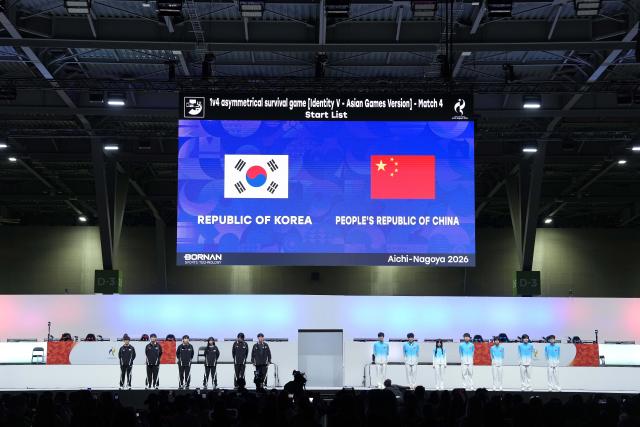 (260930) -- TOKONAME, Sept. 30, 2026 (Xinhua) -- Team China (R) and team South Korea line up ahead of the quarterfinals between team China and team South Korea of the 1v4 asymmetrical survival game [Identity V - Asian Games Version] of Esports at the 20th Asian Games Aichi-Nagoya 2026 in Tokoname of Aichi Prefecture, Japan, Sept. 30, 2026. (Xinhua/Wang Fei)