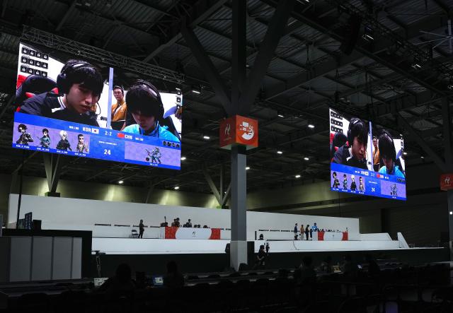 (260930) -- TOKONAME, Sept. 30, 2026 (Xinhua) -- Team South Korea (L) and team China compete during the quarterfinals between team China and team South Korea of the 1v4 asymmetrical survival game [Identity V - Asian Games Version] of Esports at the 20th Asian Games Aichi-Nagoya 2026 in Tokoname of Aichi Prefecture, Japan, Sept. 30, 2026. (Xinhua/Wang Fei)
