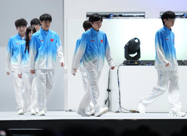 (260930) -- TOKONAME, Sept. 30, 2026 (Xinhua) -- Players of team China arrive at the venue ahead of the quarterfinals between team China and team South Korea of the 1v4 asymmetrical survival game [Identity V - Asian Games Version] of Esports at the 20th Asian Games Aichi-Nagoya 2026 in Tokoname of Aichi Prefecture, Japan, Sept. 30, 2026. (Xinhua/Wang Fei)