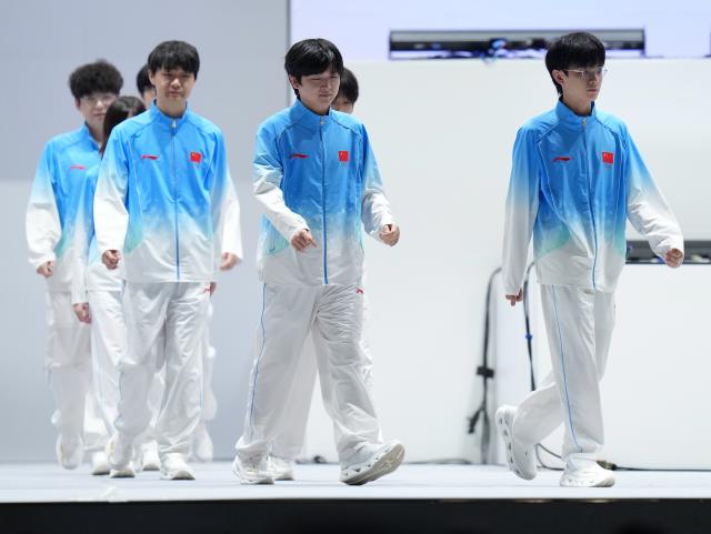 (260930) -- TOKONAME, Sept. 30, 2026 (Xinhua) -- Players of team China arrive at the venue ahead of the quarterfinals between team China and team South Korea of the 1v4 asymmetrical survival game [Identity V - Asian Games Version] of Esports at the 20th Asian Games Aichi-Nagoya 2026 in Tokoname of Aichi Prefecture, Japan, Sept. 30, 2026. (Xinhua/Wang Fei)