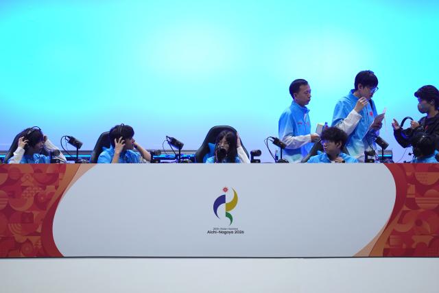 (260930) -- TOKONAME, Sept. 30, 2026 (Xinhua) -- Players of team China prepare ahead of the quarterfinals between team China and team South Korea of the 1v4 asymmetrical survival game [Identity V - Asian Games Version] of Esports at the 20th Asian Games Aichi-Nagoya 2026 in Tokoname of Aichi Prefecture, Japan, Sept. 30, 2026. (Xinhua/Wang Fei)