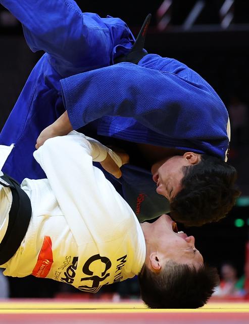 (260930) -- NAGOYA, Sept. 30, 2026 (Xinhua) -- Ma Yulin (bottom) of China competes with Tugol Kanatbek Uulu of Kyrgyzstan during the Men -60kg Ellimintion Round of 16 match of Judo at the 20th Asian Games Aichi-Nagoya 2026 in Nagoya, Japan, Sept. 30, 2026. (Xinhua/Yao Qilin)