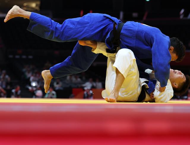(260930) -- NAGOYA, Sept. 30, 2026 (Xinhua) -- Ma Yulin (bottom) of China competes with Tugol Kanatbek Uulu of Kyrgyzstan during the Men -60kg Ellimintion Round of 16 match of Judo at the 20th Asian Games Aichi-Nagoya 2026 in Nagoya, Japan, Sept. 30, 2026. (Xinhua/Yao Qilin)