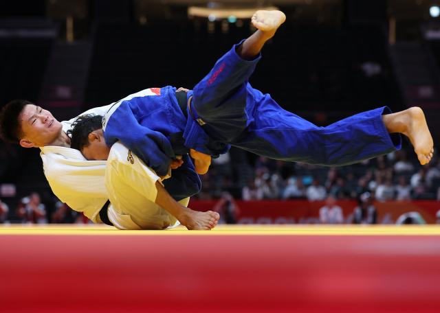 (260930) -- NAGOYA, Sept. 30, 2026 (Xinhua) -- Ma Yulin (L) of China competes with Tugol Kanatbek Uulu of Kyrgyzstan during the Men -60kg Ellimintion Round of 16 match of Judo at the 20th Asian Games Aichi-Nagoya 2026 in Nagoya, Japan, Sept. 30, 2026. (Xinhua/Yao Qilin)