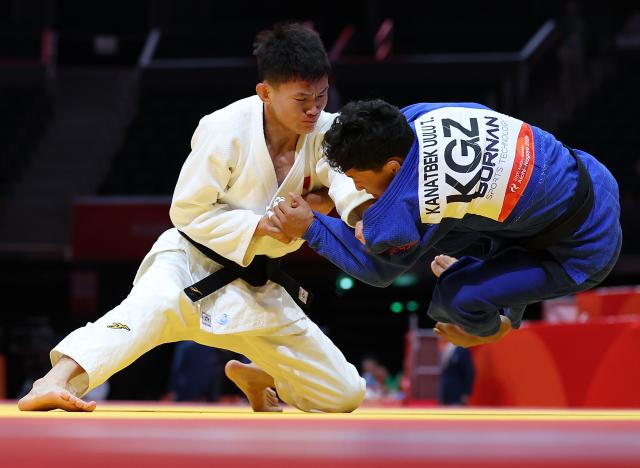 (260930) -- NAGOYA, Sept. 30, 2026 (Xinhua) -- Ma Yulin (L) of China competes with Tugol Kanatbek Uulu of Kyrgyzstan during the Men -60kg Ellimintion Round of 16 match of Judo at the 20th Asian Games Aichi-Nagoya 2026 in Nagoya, Japan, Sept. 30, 2026. (Xinhua/Yao Qilin)