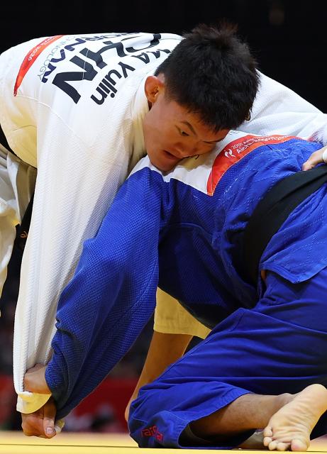 (260930) -- NAGOYA, Sept. 30, 2026 (Xinhua) -- Ma Yulin (L) of China competes with Tugol Kanatbek Uulu of Kyrgyzstan during the Men -60kg Ellimintion Round of 16 match of Judo at the 20th Asian Games Aichi-Nagoya 2026 in Nagoya, Japan, Sept. 30, 2026. (Xinhua/Yao Qilin)
