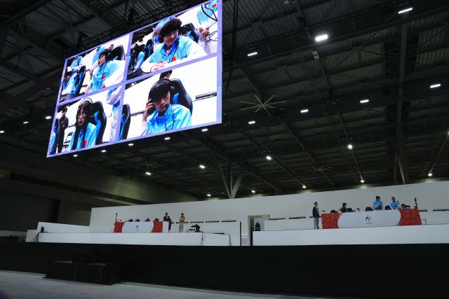 (260930) -- TOKONAME, Sept. 30, 2026 (Xinhua) -- A venue screen displays players of team China in a break during the Quarterfinals between team China and team South Korea of 1v4 asymmetrical survival game [Identity V - Asian Games Version] of Esports at the 20th Asian Games Aichi-Nagoya 2026 in Tokoname of Aichi Prefecture, Japan, Sept. 30, 2026. (Xinhua/Wang Fei)