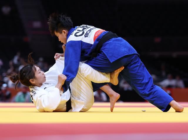 (260930) -- NAGOYA, Sept. 30, 2026 (Xinhua) -- Xu Aoyu (R) of China competes with Tsui Shuk Ki of China's Hong Kong during the Women -52kg Ellimintion Round of 16 match of Judo at the 20th Asian Games Aichi-Nagoya 2026 in Nagoya, Japan, Sept. 30, 2026. (Xinhua/Yao Qilin)